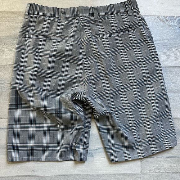 Men’s Travis Mathew shorts 32” grey plaid - Picture 10 of 10